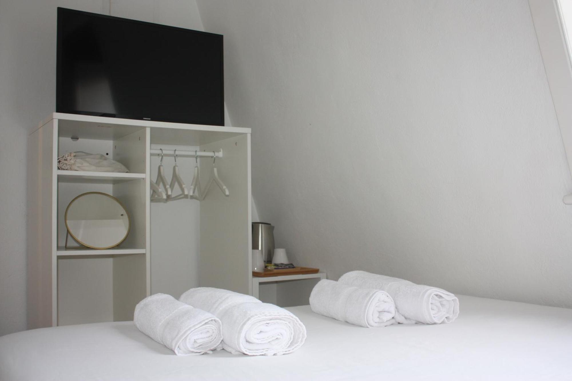 Vago Alcantara Suites Lisbon Room photo